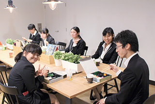 インターン風景（昼食）